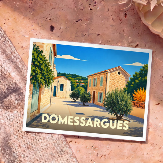 Carte postale souvenir de la ville de Domessargues avec une illustration stylisée d'une place ensoleillée.