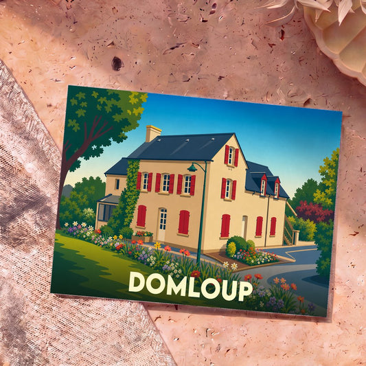 Carte postale souvenir de la ville de Domloup avec une illustration stylisée d'une maison traditionnelle fleurie.