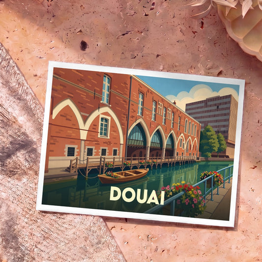 Carte postale souvenir de la ville de Douai avec une illustration stylisée de ses bâtiments en briques au bord de l'eau.