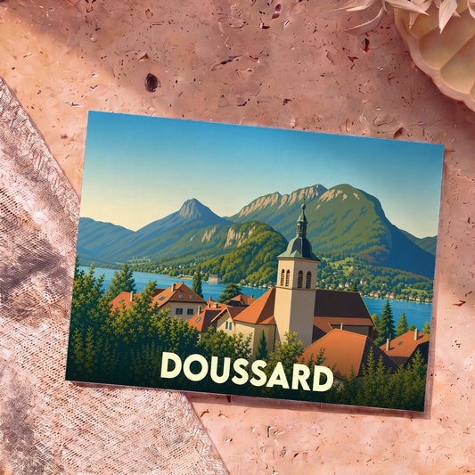 Carte postale souvenir de la ville de Doussard avec une illustration stylisée d'un village de montagne au bord d'un lac.