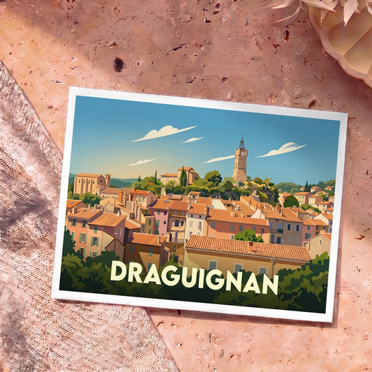 Carte postale souvenir de la ville de Draguignan avec une illustration stylisée de ses toits provençaux et de sa tour de l'horloge.