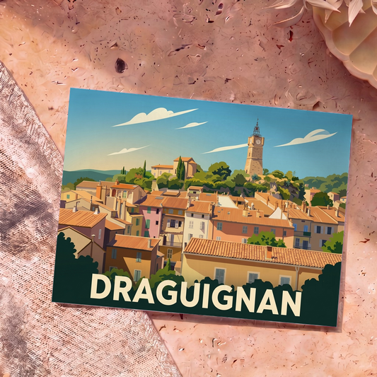 Carte postale souvenir de la ville de Draguignan avec une illustration stylisée de ses toits provençaux et de sa tour de l'horloge.