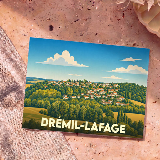 Carte postale souvenir de la ville de Drémil-Lafage avec une illustration stylisée d'un village vallonné.