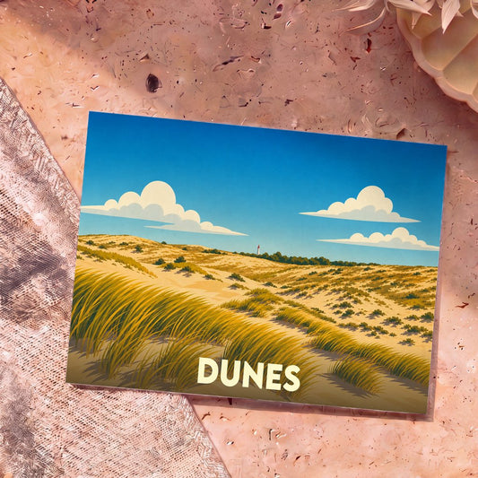 Carte postale souvenir de Dunes présentant une illustration stylisée de paysages de sable et d'herbe de mer sous un ciel bleu.