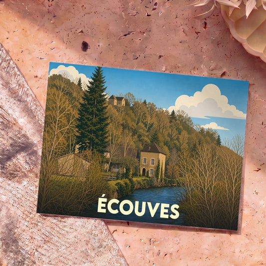 Carte postale souvenir de la ville d’Écouves illustrant un paysage de forêt et de rivière avec une architecture traditionnelle.