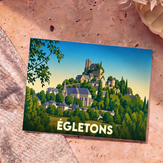 Carte postale souvenir de la ville d'Égletons avec une illustration stylisée d'un village perché.