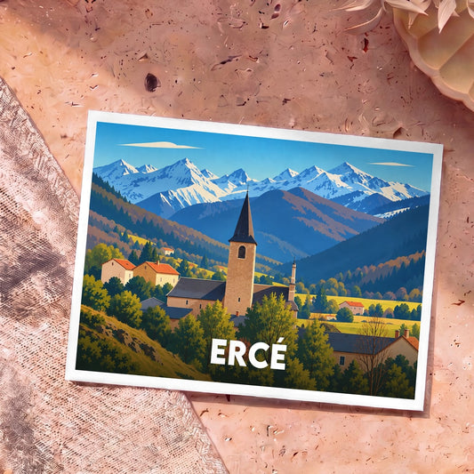 Carte postale souvenir de la ville d'Ercé avec une illustration stylisée d'un village de montagne.