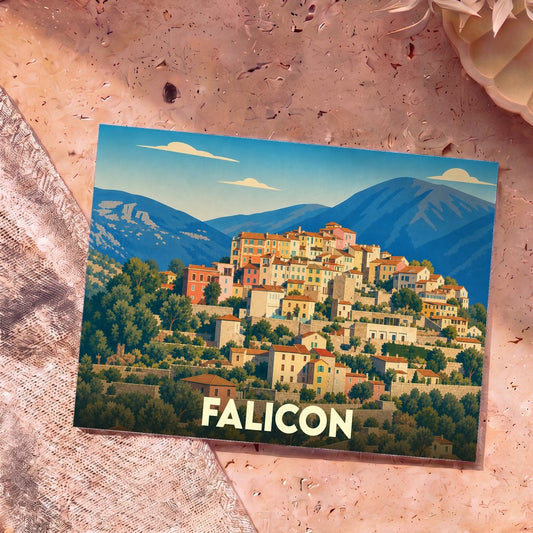 Carte postale souvenir de la ville de Falicon avec une illustration stylisée de son village perché.