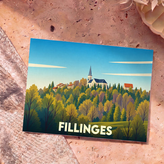 Carte postale souvenir de la ville de Fillinges avec une illustration stylisée d'un village niché dans une forêt.
