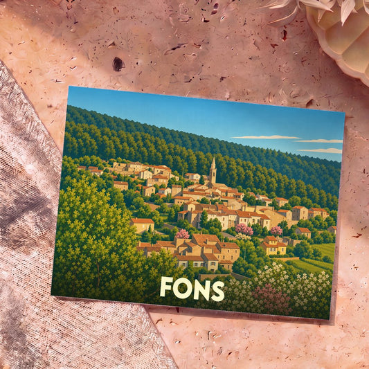 Carte postale souvenir de la ville de Fons illustrant un village perché niché dans une forêt verdoyante.