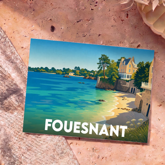Carte postale souvenir de la ville de Fouesnant avec une illustration stylisée d'une villa en bord de mer.
