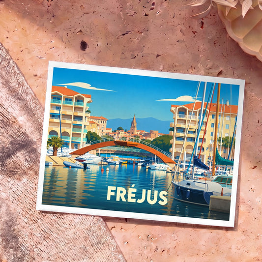 Carte postale souvenir de la ville de Fréjus avec une illustration stylisée de son port et de ses bâtiments colorés.