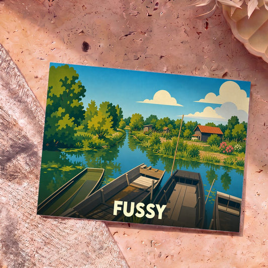 Carte postale souvenir de la ville de Fussy avec une illustration stylisée de barques sur un canal.