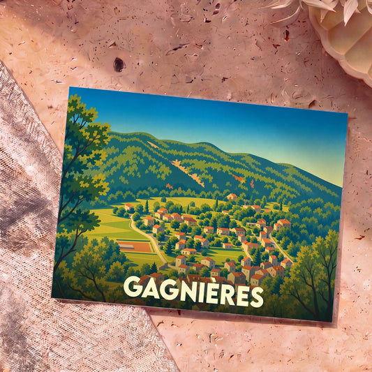 Carte postale souvenir de la ville de Gagnières avec une illustration stylisée d'un village niché dans les montagnes.