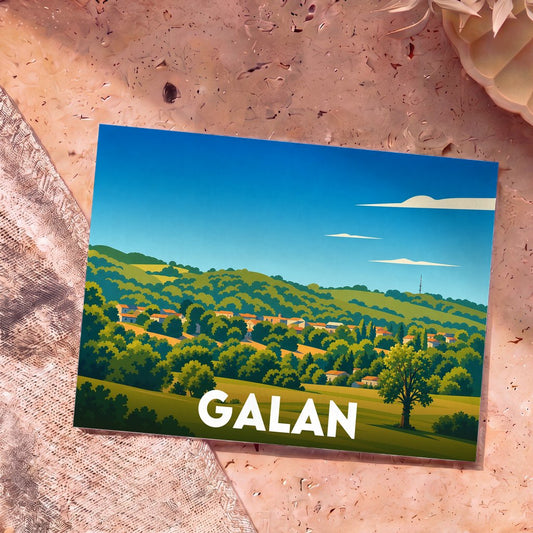 Carte postale souvenir de la ville de Galan avec une illustration stylisée de son paysage vallonné.