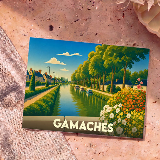 Carte postale souvenir de la ville de Gamaches avec une illustration stylisée d'un canal bordé d'arbres et de maisons.