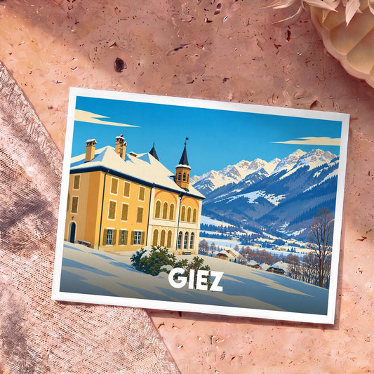 Carte postale souvenir de la ville de Giez avec une illustration stylisée d'un bâtiment enneigé face aux montagnes.
