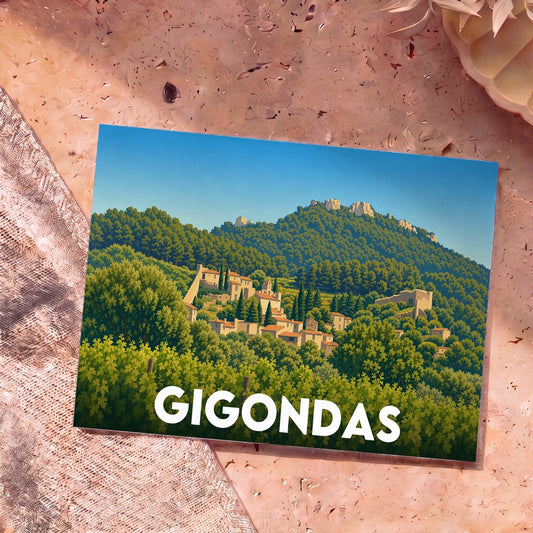 Carte postale souvenir de la ville de Gigondas avec une illustration stylisée d'un village provençal niché dans une colline boisée.