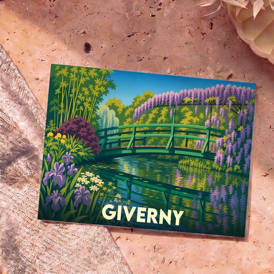 Carte postale souvenir de la ville de Giverny illustrant le célèbre pont japonais de Claude Monet dans un style graphique coloré.