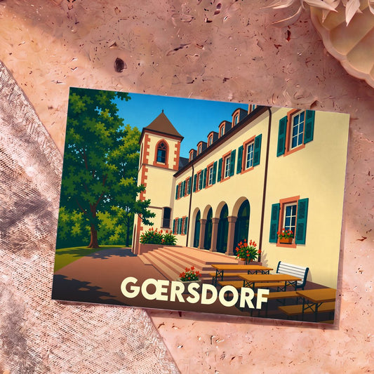 Carte postale souvenir de la ville de Gœrsdorf avec une illustration stylisée d'un bâtiment historique et d'une terrasse.