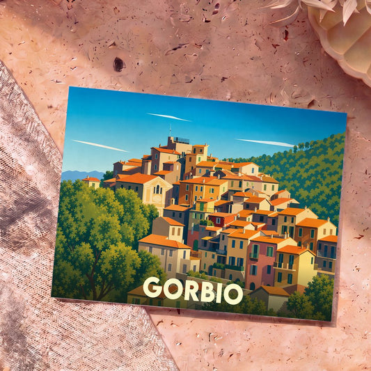 Carte postale souvenir de la ville de Gorbio avec une illustration stylisée d'un village perché.