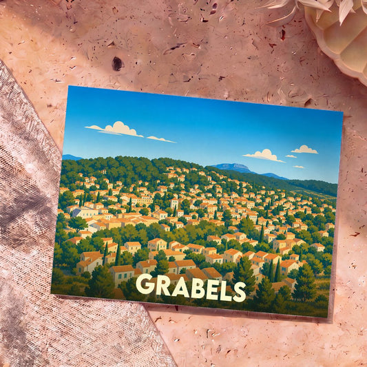 Carte postale souvenir de la ville de Grabels avec une illustration stylisée d'un village niché dans une colline boisée.