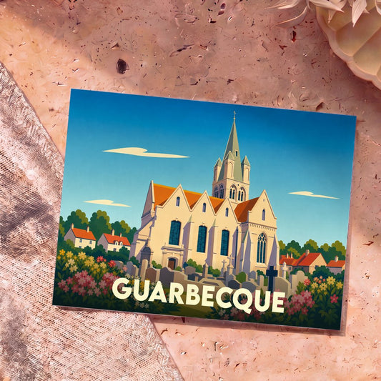 Carte postale souvenir de la ville de Guarbecque avec une illustration stylisée de son église et de son cimetière.