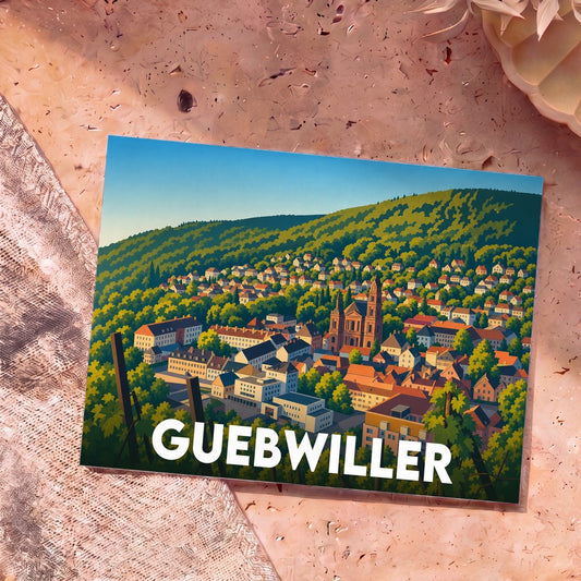 Carte postale souvenir de la ville de Guebwiller avec une illustration stylisée et colorée du paysage urbain.