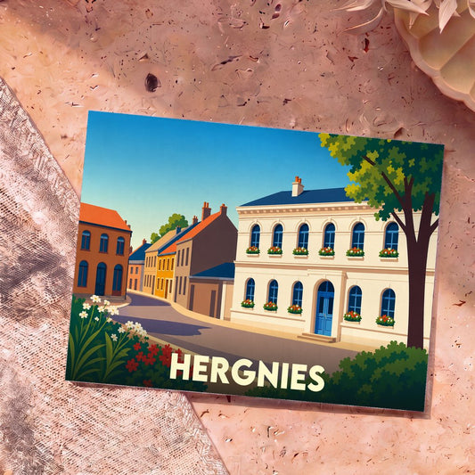 Carte postale souvenir de la ville de Hergnies avec une illustration stylisée et colorée de ses rues et bâtiments.