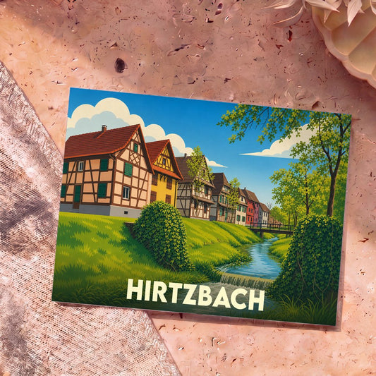 Carte postale souvenir de la ville de Hirtzbach avec une illustration stylisée de maisons à colombages bordant un cours d'eau.