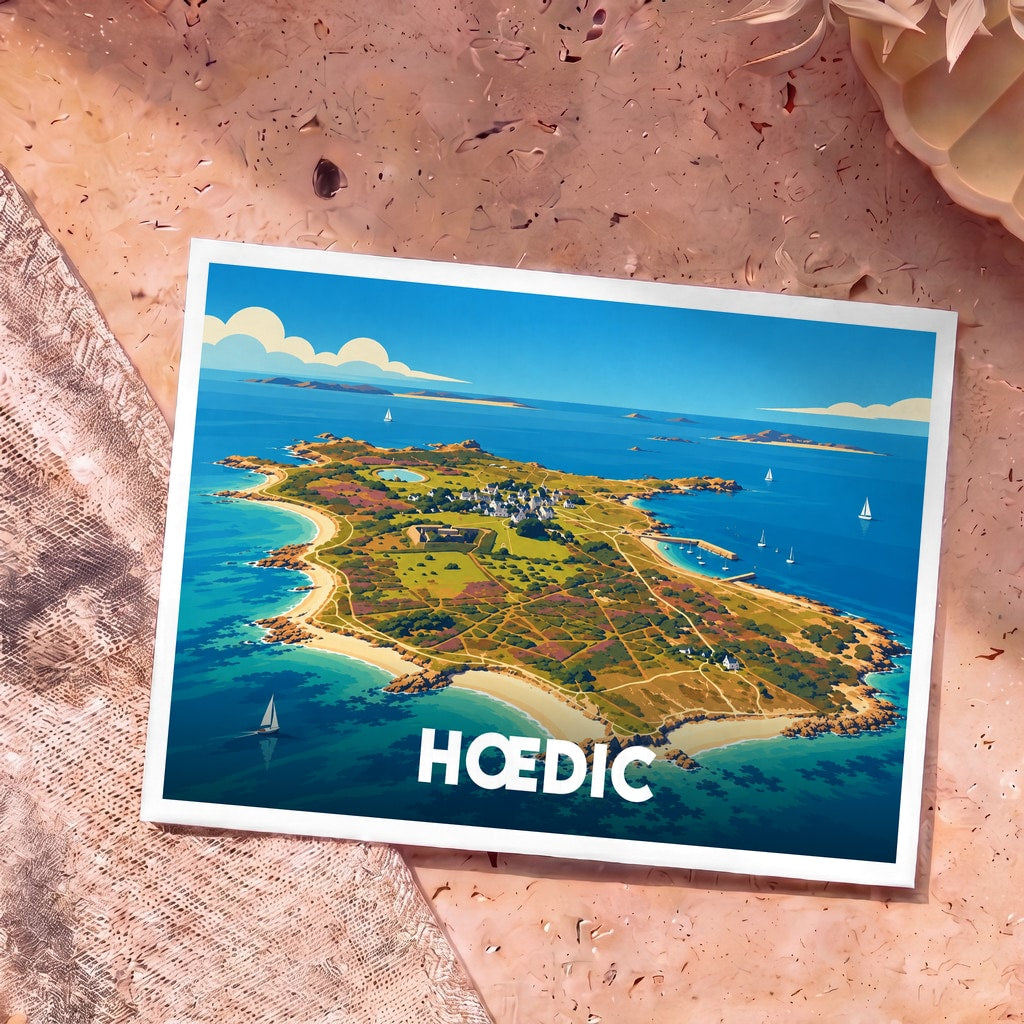 Carte postale souvenir de l'île de Hœdic illustrée d'une vue aérienne stylisée et colorée.