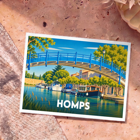 Carte postale souvenir de la ville de Homps illustrant un canal avec des bateaux et un pont bleu stylisé.