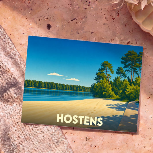 Carte postale souvenir de la ville de Hostens avec une illustration stylisée d'un lac bordé de sable et de pins.