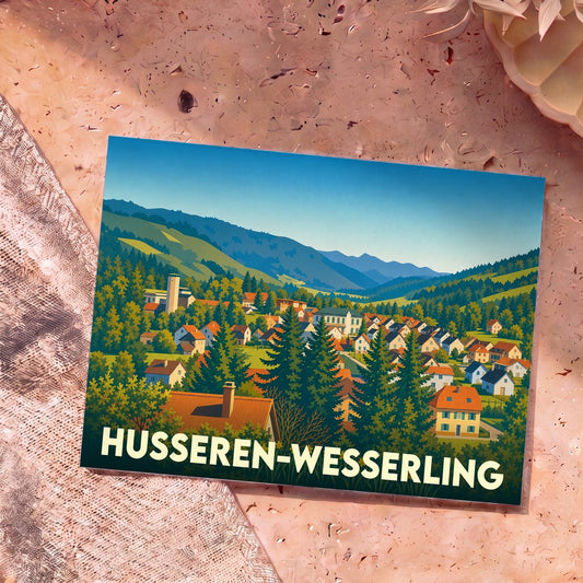 Carte postale souvenir de la ville de Husseren-Wesserling présentant une illustration stylisée de son paysage montagneux et de ses habitations.