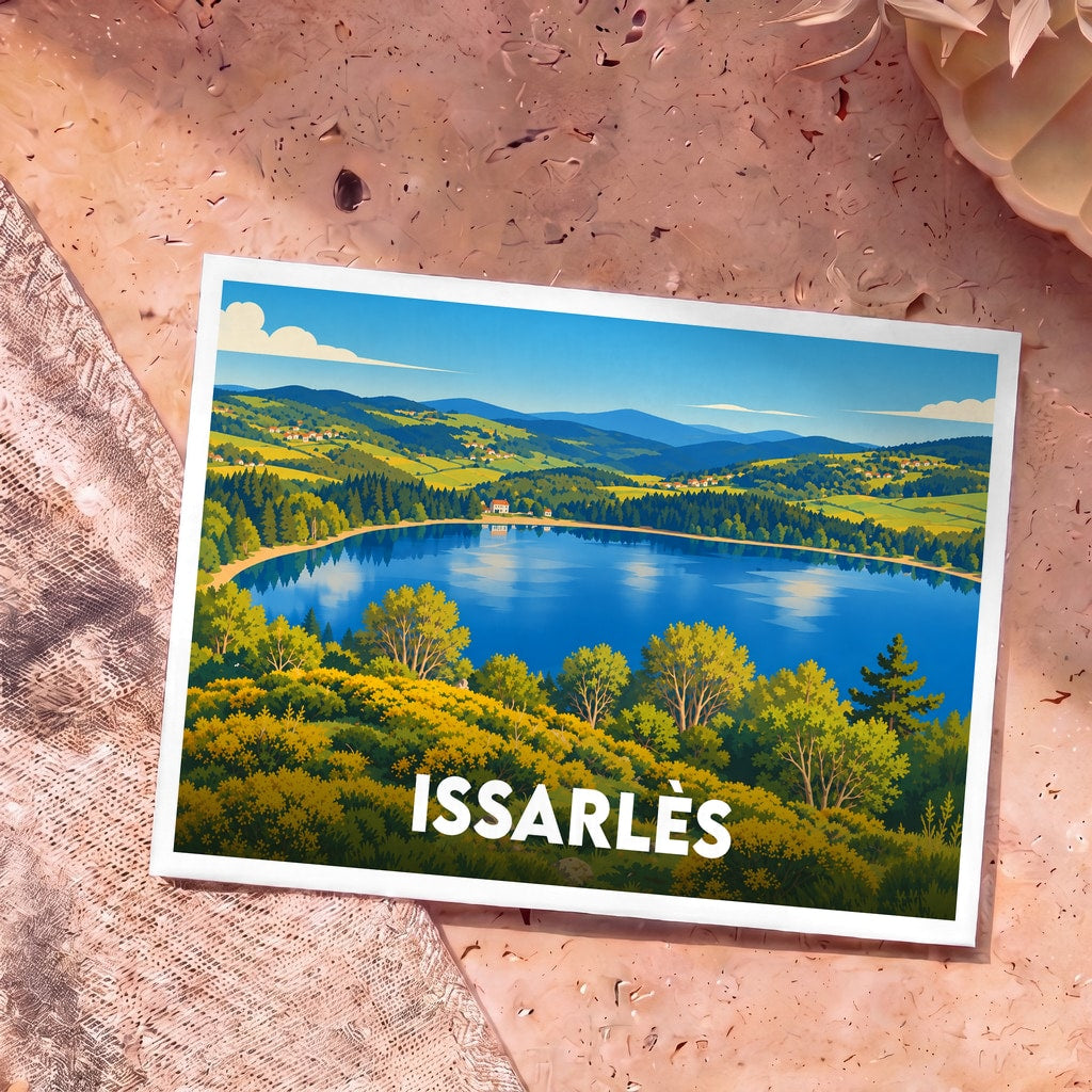 Carte postale souvenir du lac d'Issarlès avec une illustration stylisée et colorée de ses paysages vallonnés.