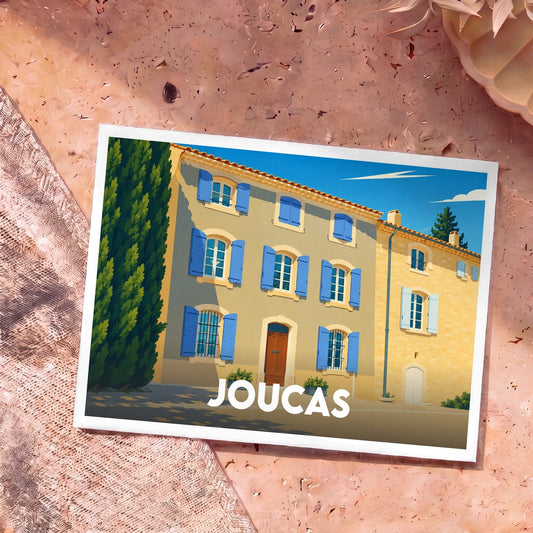 Carte postale souvenir de la ville de Joucas avec une illustration stylisée d'une maison aux volets bleus.