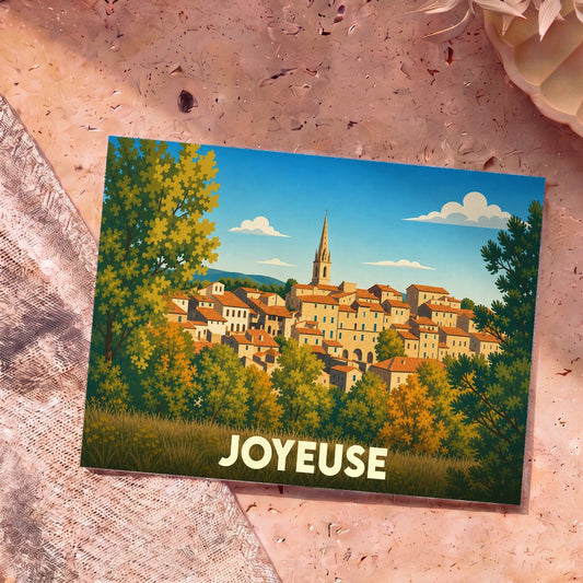 Carte postale souvenir de la ville de Joyeuse avec une illustration stylisée d'un village perché.