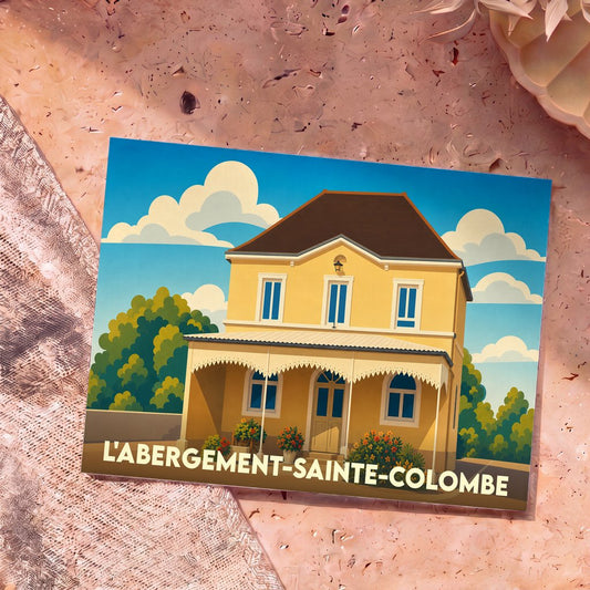 Carte postale souvenir de la ville de L'Abergement-Sainte-Colombe avec une illustration stylisée d'une maison jaune sous un ciel nuageux.