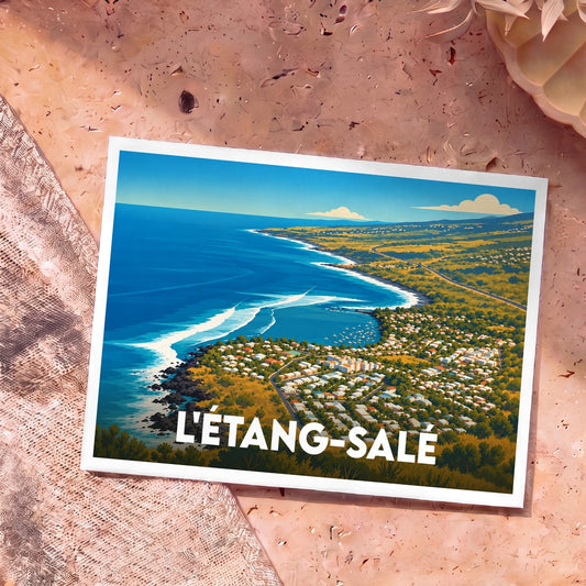 Carte postale souvenir de L'Étang-Salé avec une illustration stylisée de son littoral vue du ciel.