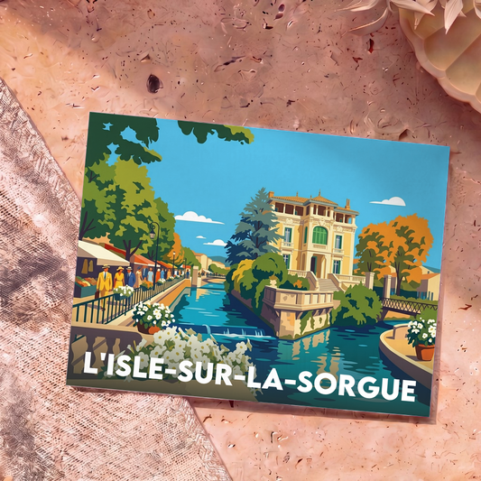 Carte postale souvenir de L'Isle-sur-la-Sorgue illustrant de manière stylisée un canal de la ville bordé de terrasses et d'une grande demeure provençale.