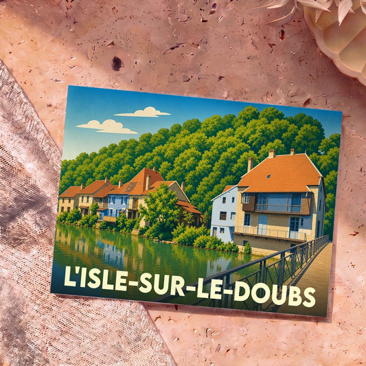Carte postale souvenir de la ville de L'Isle-sur-le-Doubs avec une illustration colorée et stylisée de ses maisons au bord de l'eau.
