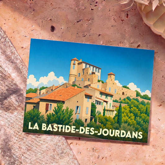 Carte postale souvenir de la ville de La Bastide-des-Jourdans avec une illustration stylisée d'un village perché.