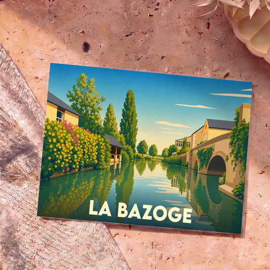 Carte postale souvenir de la ville de La Bazoge avec une illustration stylisée d'un paysage fluvial.
