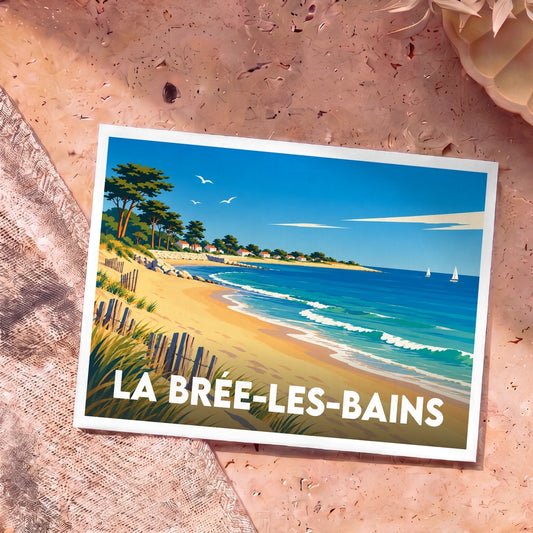 Carte postale souvenir de la ville de La Brée-les-Bains avec une illustration stylisée d'une plage bordée de dunes et de pins.