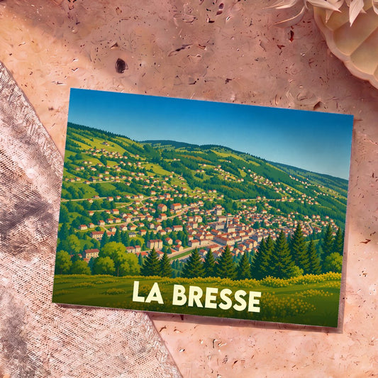 Carte postale souvenir de la ville de La Bresse avec une illustration stylisée de son paysage montagneux.