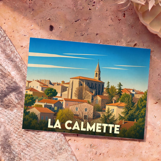 Carte postale souvenir de la ville de La Calmette avec une illustration stylisée d'un village provençal sous un ciel bleu.
