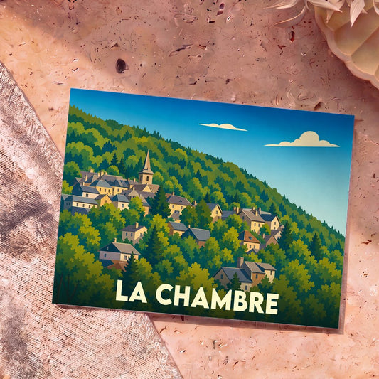 Carte postale souvenir de la ville de La Chambre avec une illustration stylisée d'un village niché dans une colline verdoyante.