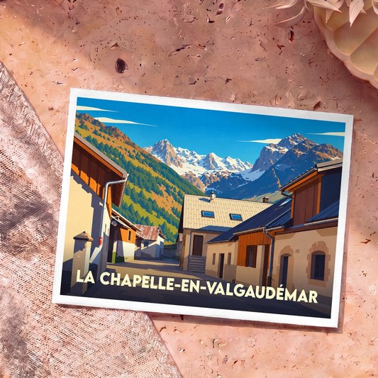 Carte postale souvenir de La Chapelle-en-Valgaudémar illustrant un village de montagne aux sommets enneigés.