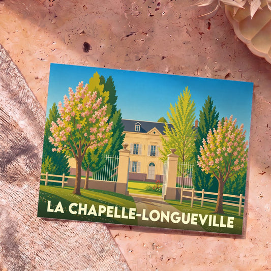 Carte postale souvenir de la ville de La Chapelle-Longueville avec une illustration stylisée d'un manoir et de cerisiers en fleurs.