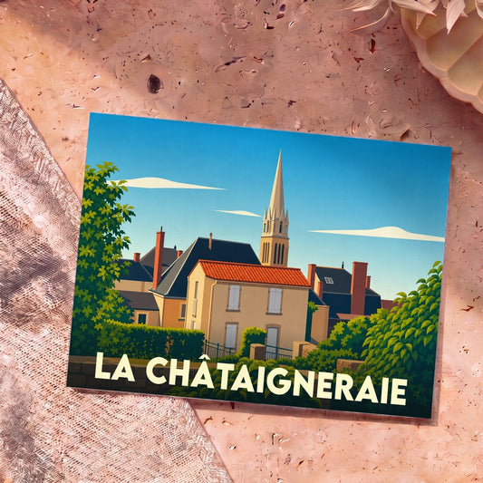 Carte postale souvenir de la ville de La Châtaigneraie avec une illustration stylisée d'un paysage urbain dominé par un clocher.